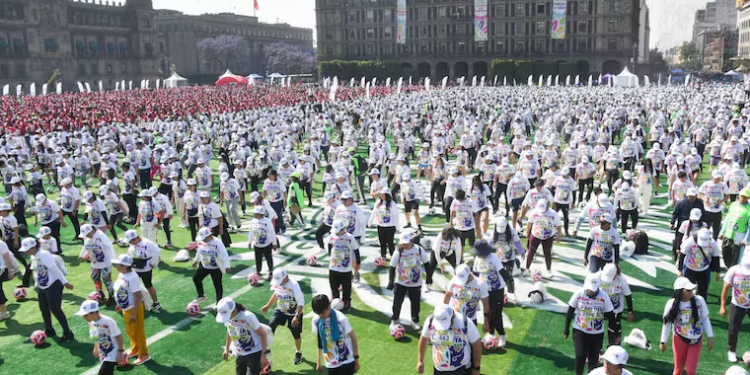Récord Guinness: 9 mil 500 personas en la clase de futbol