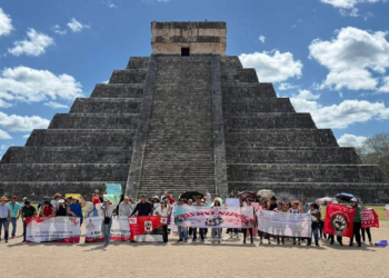 Irrumpe CNTE en Chichén Itzá y protesta por pensiones frente al templo de Kukulcán