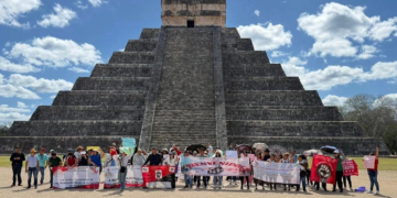 Irrumpe CNTE en Chichén Itzá y protesta por pensiones frente al templo de Kukulcán