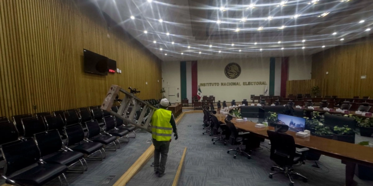 Blinda INE acceso de reporteros y coloca cámaras en sala de prensa