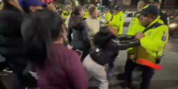 Empujones y Jaloneos Entre Comerciantes y Policías Previo a Concierto de Shakira en CDMX