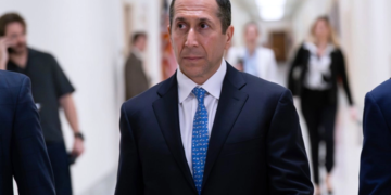 Contador de Epstein testifica sobre su riqueza y vínculos empresariales