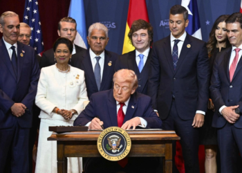 “No voy a aprender su maldito idioma”, dice Trump a presidentes de AL que fueron a verlo a Miami