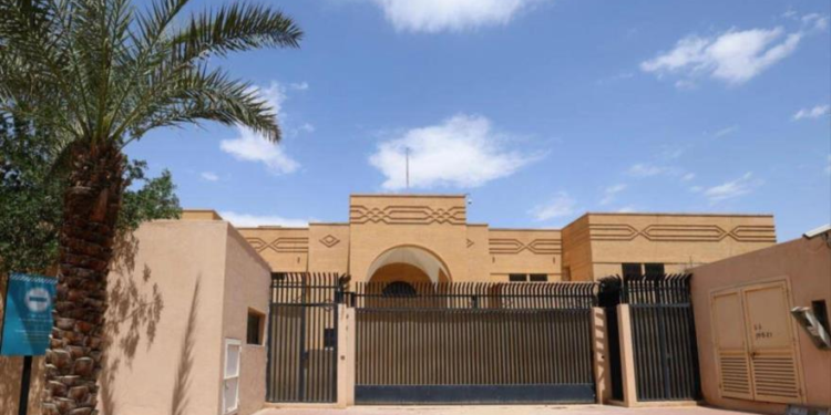 Arabia Saudita expulsa a 5 diplomáticos de Irán tras calificarlos de no gratos