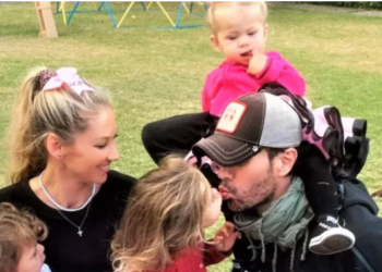 Enrique Iglesias muestra su lado más tierno junto a Romeo y sus hijas Lucy y Mary