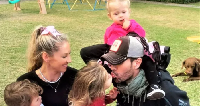 Enrique Iglesias muestra su lado más tierno junto a Romeo y sus hijas Lucy y Mary