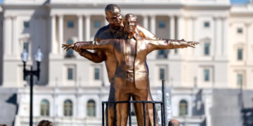 Colocan estatua de Trump y Epstein imitando escena de Titanic cerca del Capitolio de EU