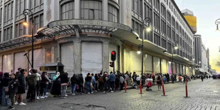 Concierto de Shakira en el Zócalo: Miles de Fans Llegan al Centro Histórico Para El Show
