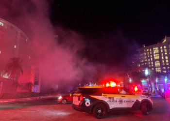 Controlan incendio en zona hotelera de Cancún; no reportan lesionados