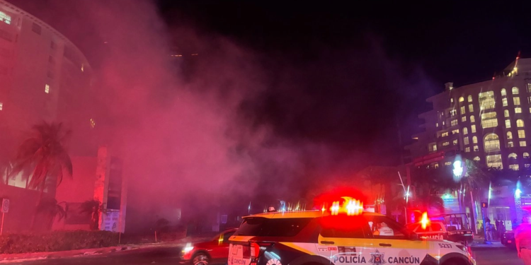 Controlan incendio en zona hotelera de Cancún; no reportan lesionados