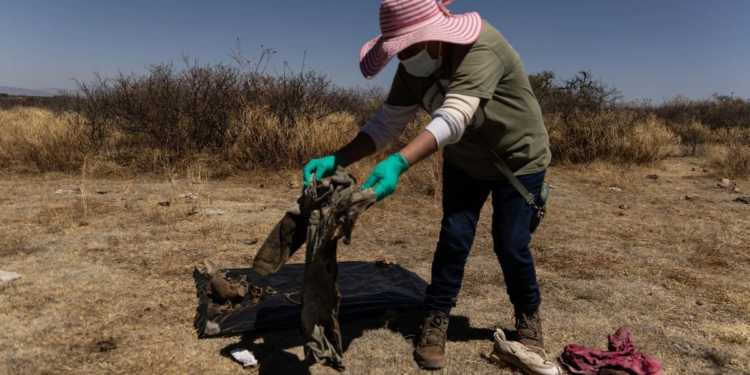 Madres buscadoras ‘Las Escarabajo’ localizan fosas clandestinas en Laguna de las Rosas, Zacatecas