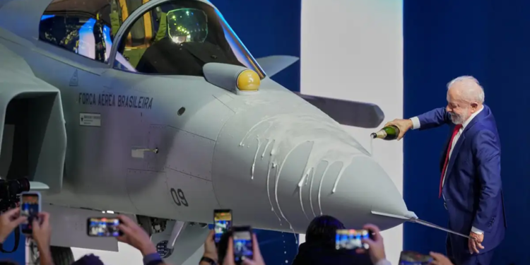 Lula presenta en Brasil su primer caza supersónico fabricado por Embraer y Saab
