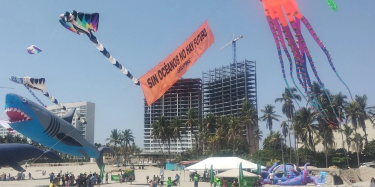Con papalotes gigantes, Greenpeace pide en Acapulco políticas contra el cambio climático y defensa de océanos