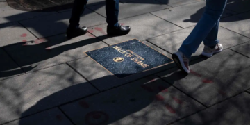 Mundo Instalan cerca de la Casa Blanca ‘Paseo de la Vergüenza’ con nombres ligados a Epstein