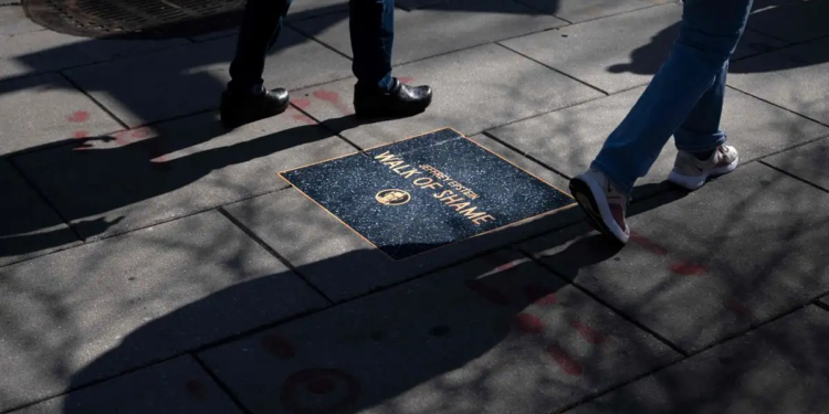 Mundo Instalan cerca de la Casa Blanca ‘Paseo de la Vergüenza’ con nombres ligados a Epstein