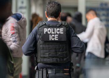 Trump ordena despliegue de agentes de ICE en aeropuertos en medio de bloqueo presupuestal