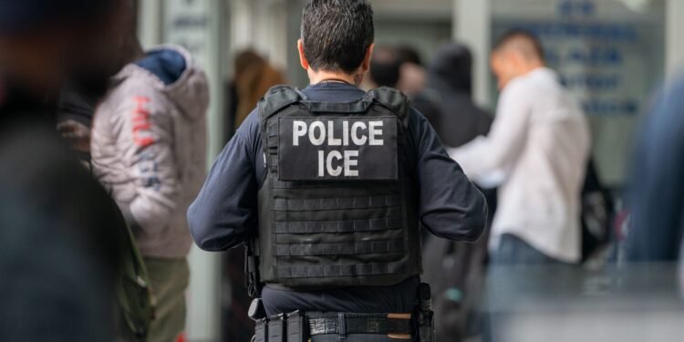 Trump ordena despliegue de agentes de ICE en aeropuertos en medio de bloqueo presupuestal