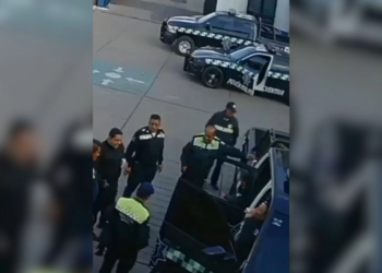 Elementos de la policía de vialidad de Zacatecas son captados bebiendo cervezas junto a sus patrullas en horario laboral