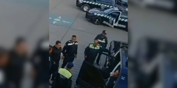 Elementos de la policía de vialidad de Zacatecas son captados bebiendo cervezas junto a sus patrullas en horario laboral