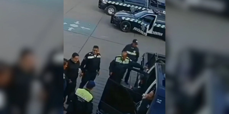 Elementos de la policía de vialidad de Zacatecas son captados bebiendo cervezas junto a sus patrullas en horario laboral