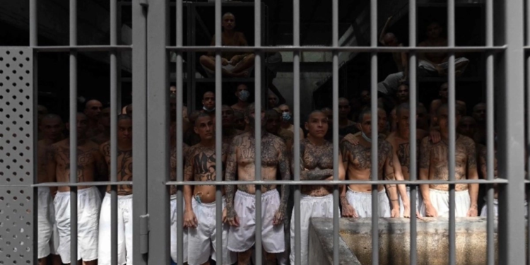Al menos 500 muertos en cárceles de El Salvador durante régimen de excepción de Bukele