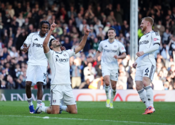 Raúl Jiménez llora tras su primer gol desde la muerte de su padre
