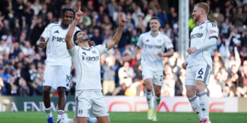 Raúl Jiménez llora tras su primer gol desde la muerte de su padre