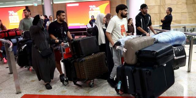 Aumentan vuelos de repatriación tras cierre aéreo en Medio Oriente por conflicto con Irán