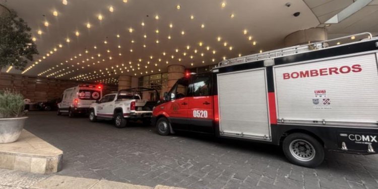 Rescatan a trabajador colgado desde lo alto del piso 12 del Hotel ST Regis