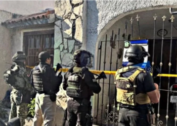 Aseguran granadas, droga y arma tras cateo en Santa Catarina