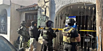 Aseguran granadas, droga y arma tras cateo en Santa Catarina