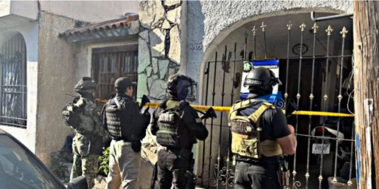 Aseguran granadas, droga y arma tras cateo en Santa Catarina