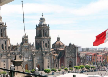 Nueva estafa en las terrazas del Zócalo CDMX; ahora cobran por “vista turística”