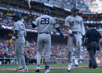 Yanquis aplastan a Gigantes en el partido inaugural de Grandes Ligas