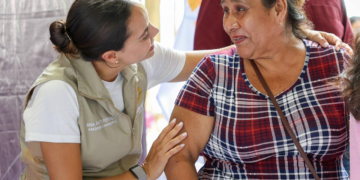 LLEVA ANA PATY PERALTA DÍA DEL PUEBLO A LA SM 260
