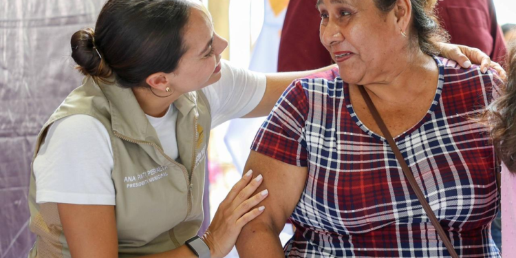 LLEVA ANA PATY PERALTA DÍA DEL PUEBLO A LA SM 260