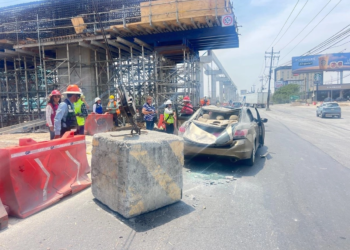 Cubo de concreto del Metro de NL cae sobre coche y deja un lesionado