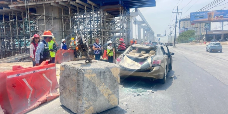 Cubo de concreto del Metro de NL cae sobre coche y deja un lesionado
