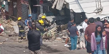 Al menos 6 heridos por choque de autobús contra vehículos y fachada de casa en Valle de Bravo