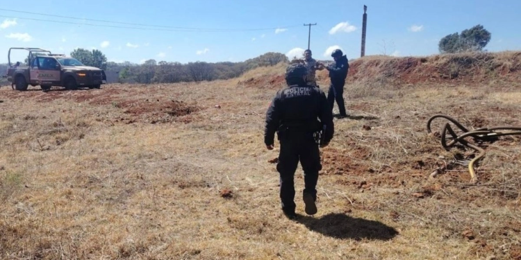 Abandonan cadáver de mujer a un lado de la carretera Chalco-Tláhuac