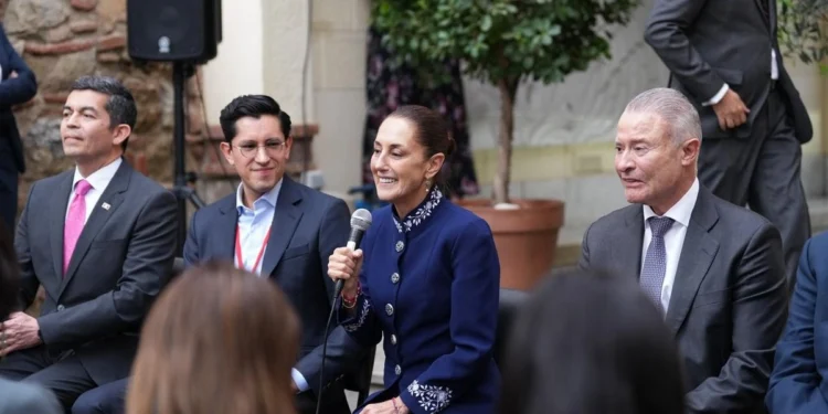 Se reúne Sheinbaum con comunidad mexicana en Barcelona tras cumbre progresista