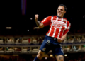 Chivas golea al Puebla (5-0) y vuelve a la cima