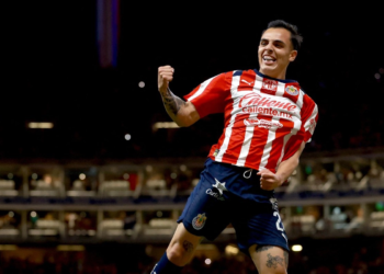 Chivas golea al Puebla (5-0) y vuelve a la cima