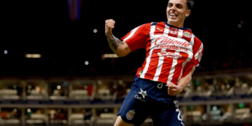 Chivas golea al Puebla (5-0) y vuelve a la cima