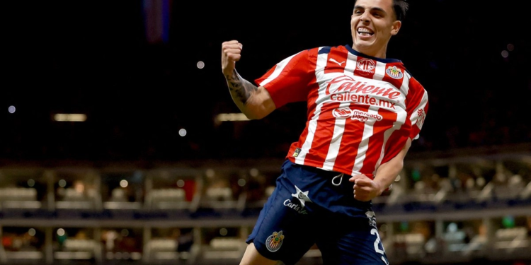 Chivas golea al Puebla (5-0) y vuelve a la cima