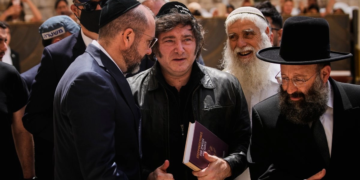 Javier Milei acude al Muro de los Lamentos en Israel durante su tercera visita oficial