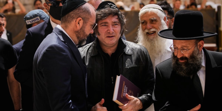 Javier Milei acude al Muro de los Lamentos en Israel durante su tercera visita oficial