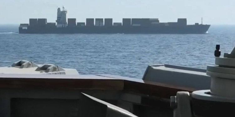 Irán confirma que EU le incautó buque en Mar de Omán; Teherán advierte sobre represalias