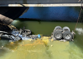 Pipa con sulfato de aluminio vuelca en el Canal Alto de Sonora; cierran carretera federal 15