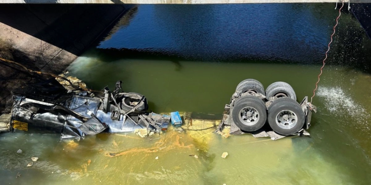 Pipa con sulfato de aluminio vuelca en el Canal Alto de Sonora; cierran carretera federal 15